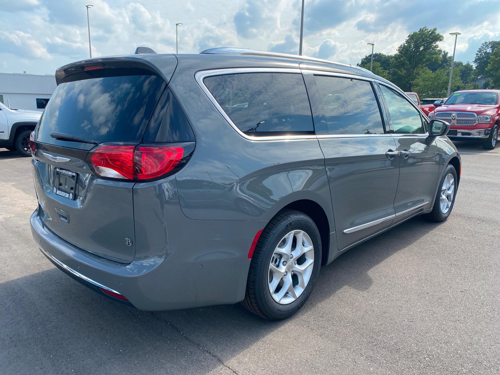 Chrysler pacifica touring l