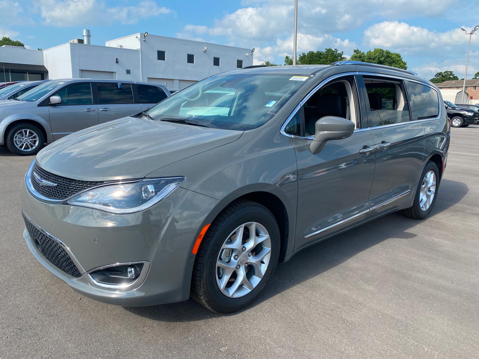 Chrysler pacifica touring l