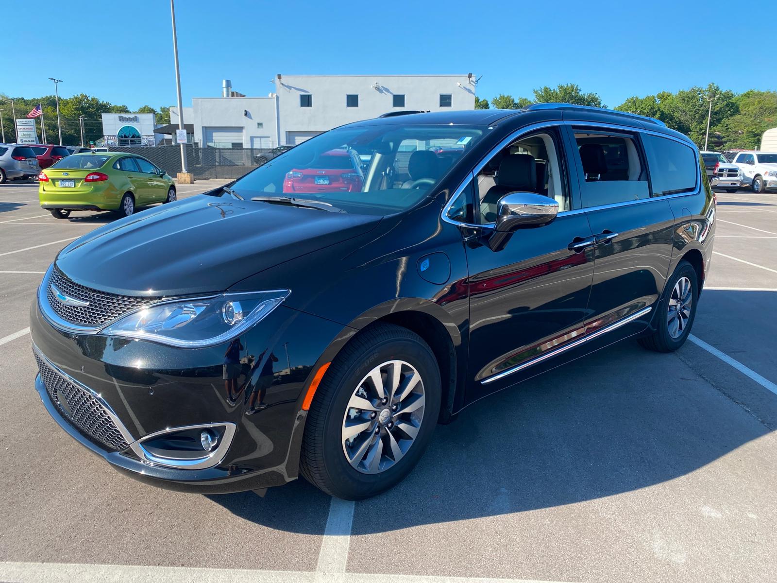 New 2020 CHRYSLER Pacifica Hybrid Hybrid Limited FWD Passenger Van in